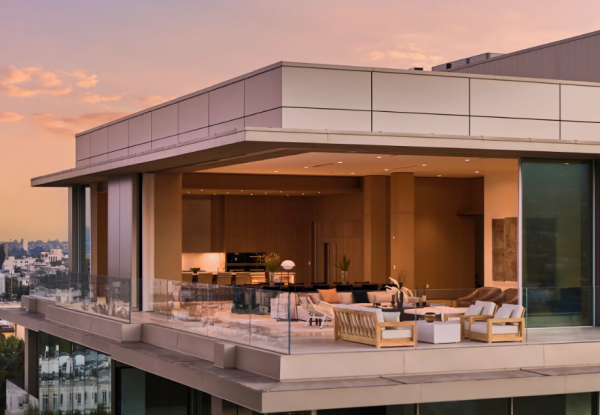 Rumah dengan balkon mewah yang memberikan ruang terbuka untuk menikmati pemandangan sekitar